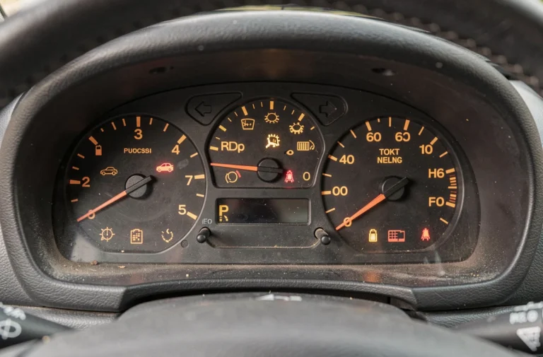 Voyants allumés sur le tableau de bord d'une Citroën Xsara Picasso, vue rapprochée du combiné d'instruments